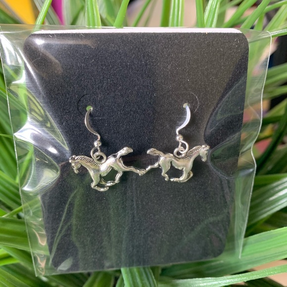 Horse design dangle earrings - Picture 1 of 4